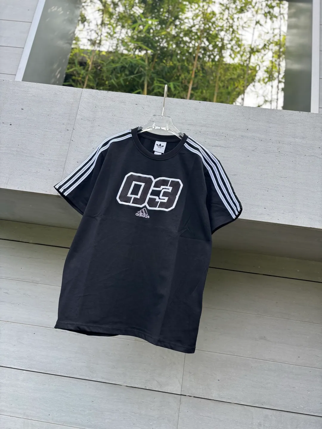 🈴 𝟮Color Collection 𝟬𝟱𝟰𝟯#Exclusive real shot/difference between various stolen pictures and online version on the market [𝗮𝗱𝗶𝗱𝗮𝘀 Adidas Clover men's and women's digital embroidery sports loose round neck T-shirt short sleeves, selected soft cotton fabric, skin-friendly, Breathable, super comfortable to wear. ✅Full set of 1:1 customized accessories ➕Customized three-label ➕𝗬𝘂𝗮𝗻 version hang tag ➕𝗹𝗼𝗴𝗼 packaging bag🔥 ➕Scan the tag to enter the official website. ✅Top version, ins Xiaohongshu Kuaishou = lots of bloggers wear it. ✅Adidas’ absolute Hot Sale star Same Style Details are online, feel free to compare! The iconic Adidas logo embellishes the chest, highlighting the brand's charm. Fixed color and classic three-bar stripes, classic will never go out of style! Versatile is not picky, the original model is perfect for the upper body, so buy it with your eyes closed! ✅The striped elements on both sides of the sleeves add a sporty and fashionable feel, making it easily adaptable to various sports or daily leisure scenes. Whether you are running for fitness or hanging out on the street, it can keep you full of energy without losing the sense of fashion. ✅Complete sizes to meet the needs of different body shapes! Color; White Black Size S-XXL